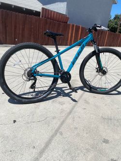Fuji Nevada 1.9 disc brakes 21 speed tires 27.5