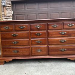 Stunning solid wood dresser by Thomasville with 9 dovetailed drawers