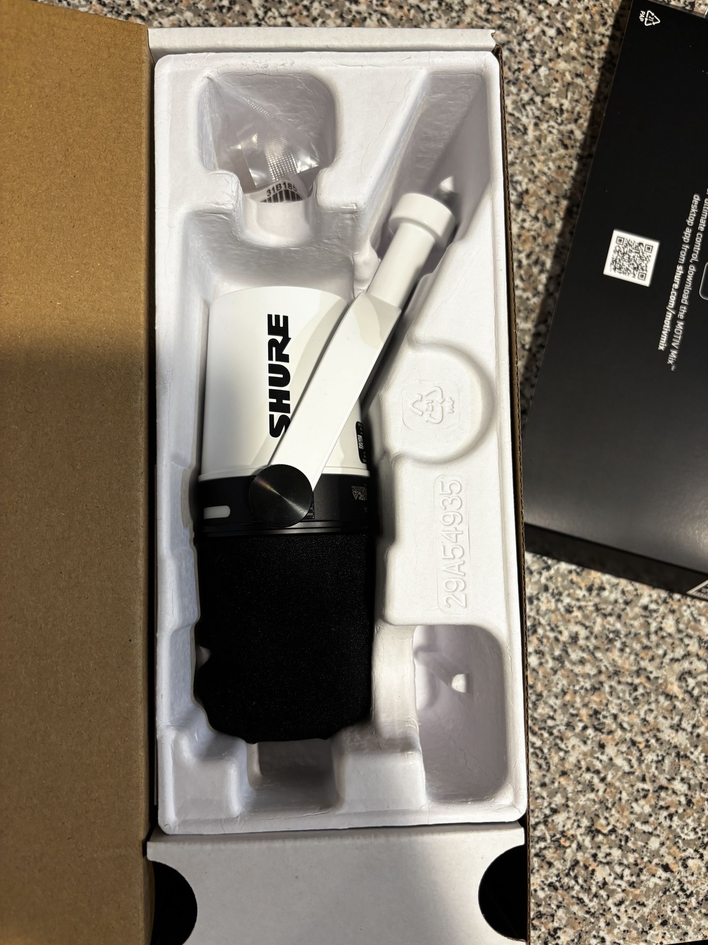 Shure MV7+ Podcast microphone (white)