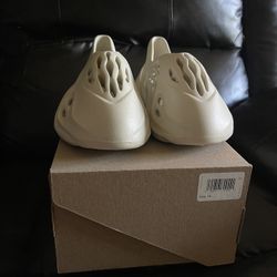 Yeezy Foam Rnnrs Size 10 Sand
