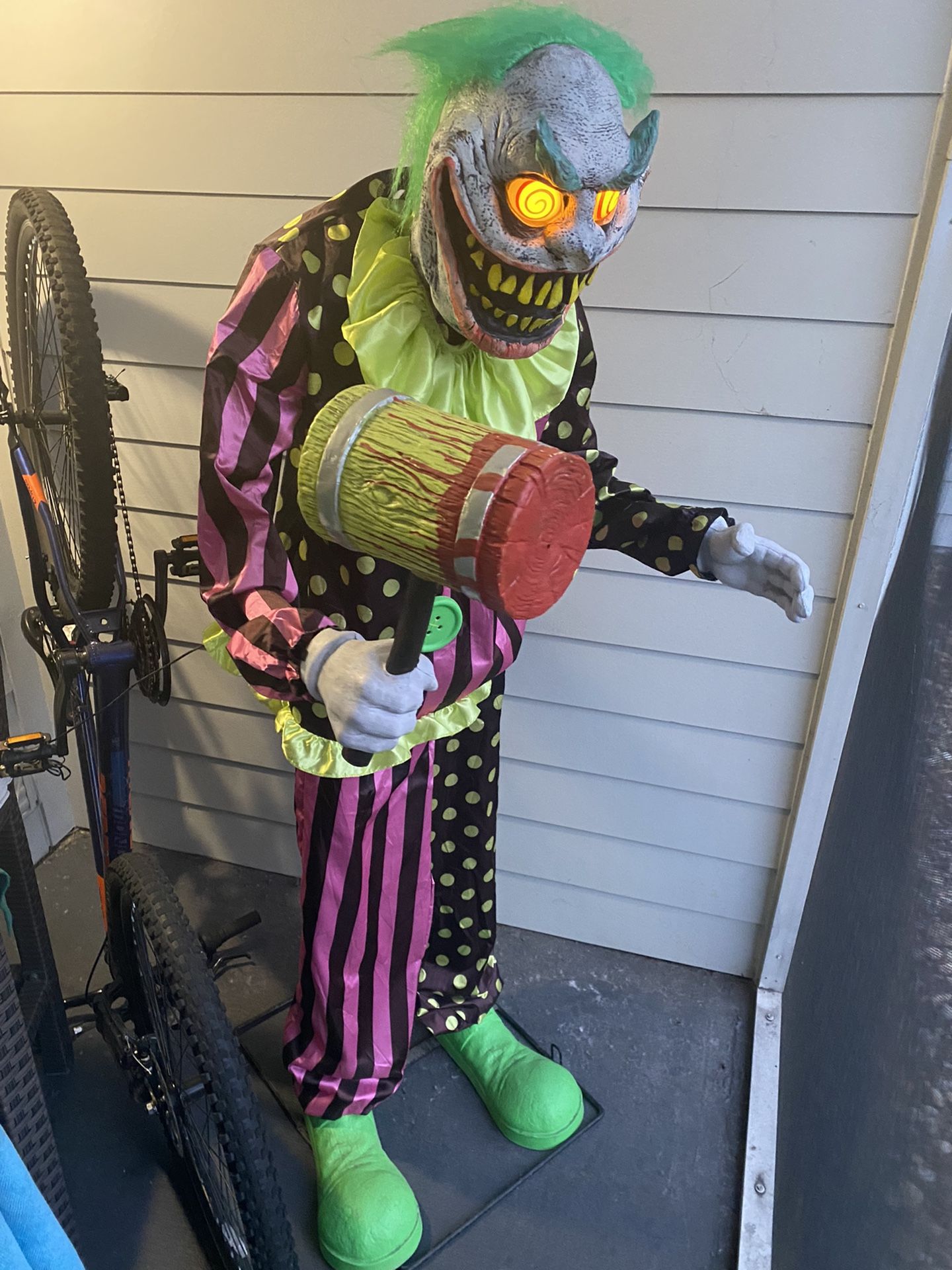 Clown Animatronic, Wacky Mole Clown from Spirit Halloween, 5.8ft tall