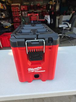 Milwaukee
Packout 10" Compact Portable Tool Box with Adjustable Dividers and Tray
