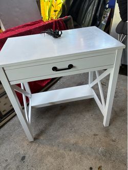 BEAUTIFUL WHITE DESK WITH ONE DRAWER GOOD CONDITION
