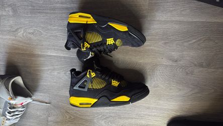 Air Jordan 4 Thunder Black Yellow Sneakers