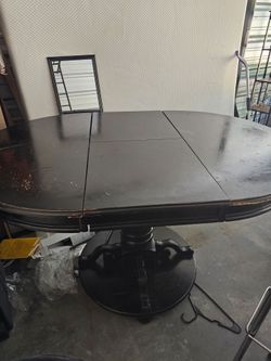 Butterfly kitchen table goes round to long with 4 chairs. Make offer