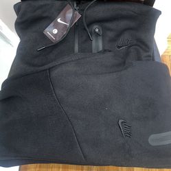 Mens Nike sweatsuits sizes s,m,l,xl,3x $70 each hit me 🔥‼️✅