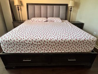 King size bed with 2 side drawers / storage tables