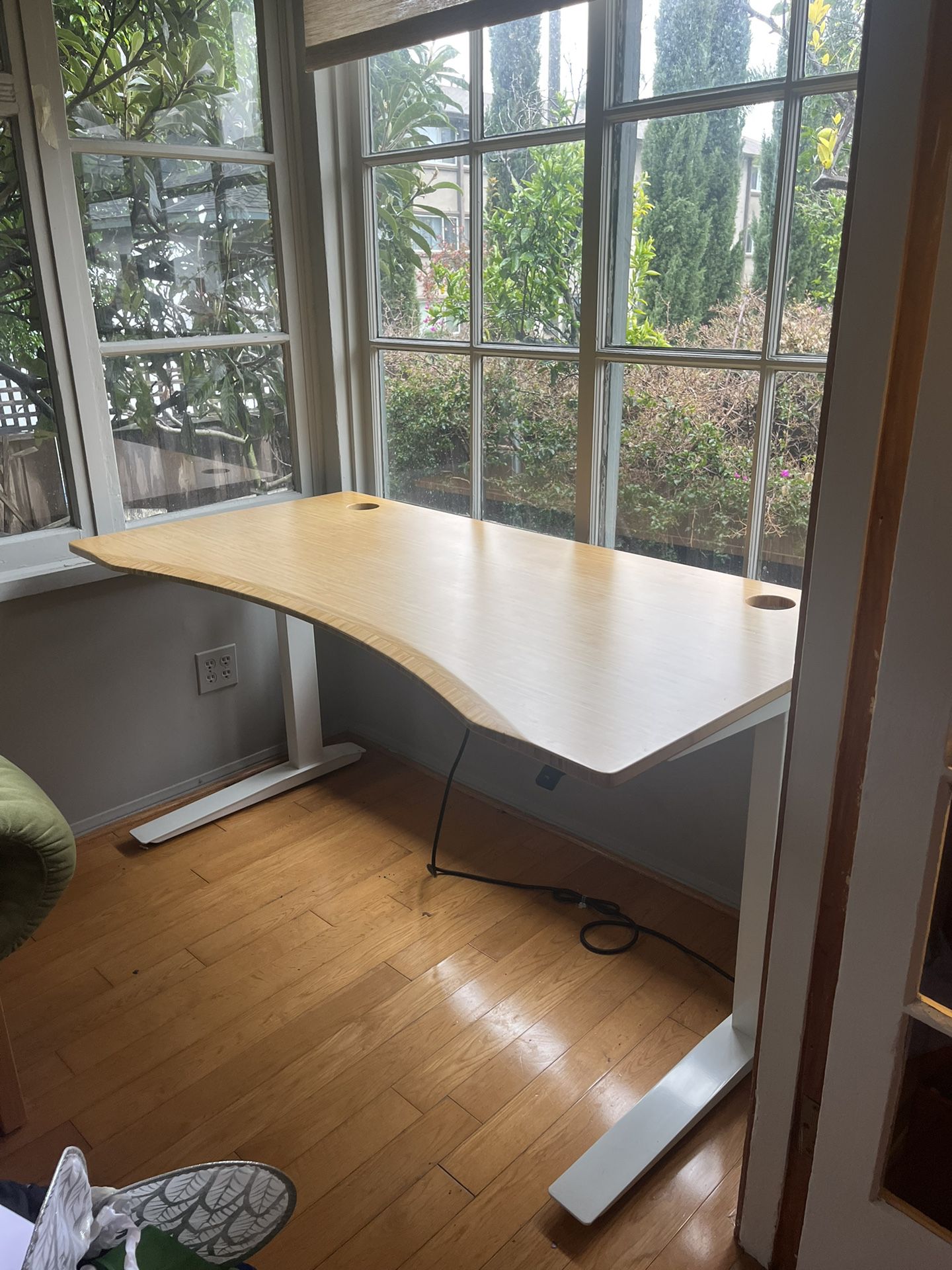 60 X 30 Uplift Adjustable Standing Desk — Originally $1048 — Perfect Condition 