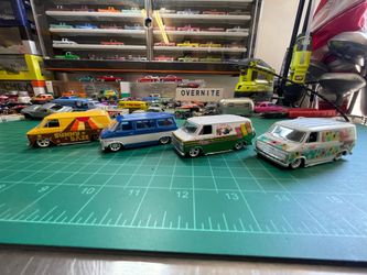 M2 Chevy Vans 1:64
