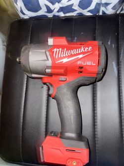 Milwaukee M18 FUEL 1/2” High Torque Impact Wrench w/ XC8.0 Battery – Works Great