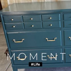 Beautiful Vintage Dresser With 6 Drawers
