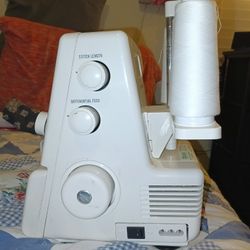 *** LIKENEW***    4 Spool Serger Sewing Machine 