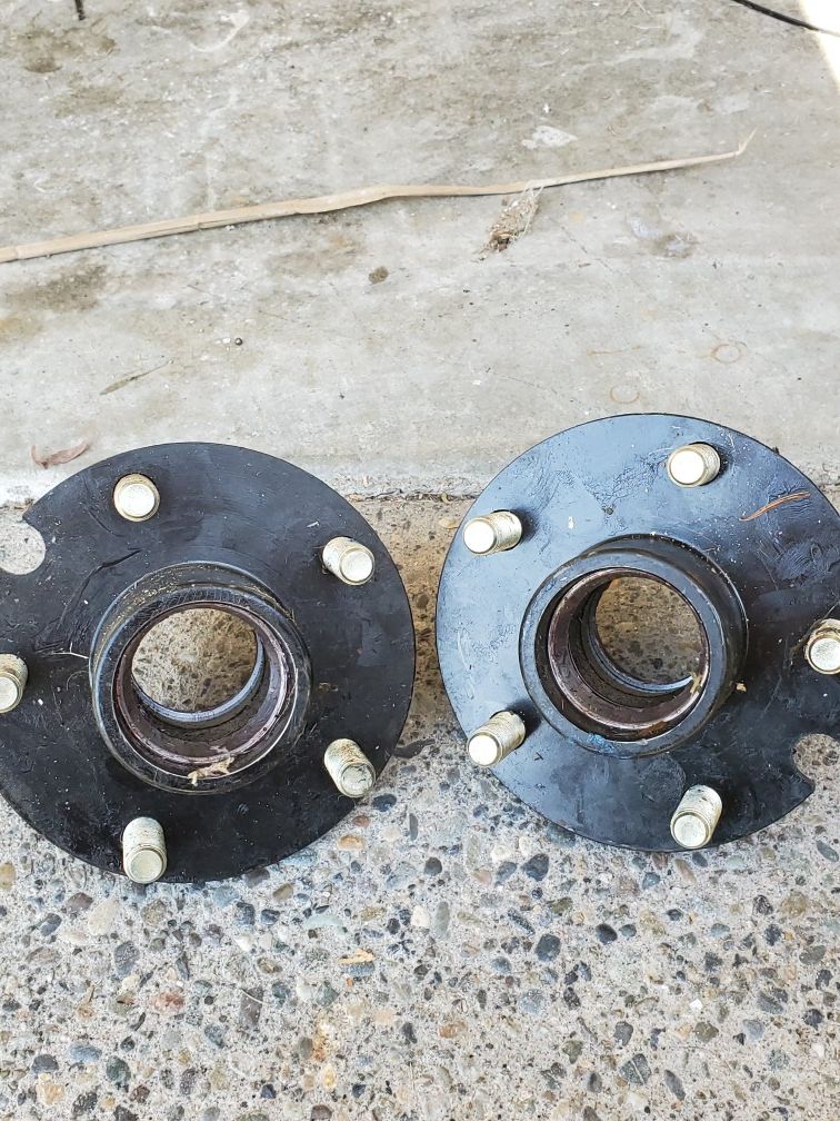 Shorty hubs for trailer