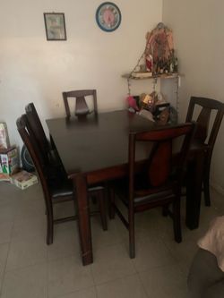 Dining Room Table & Chairs