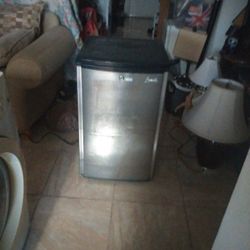 Avanti Refrigerator
