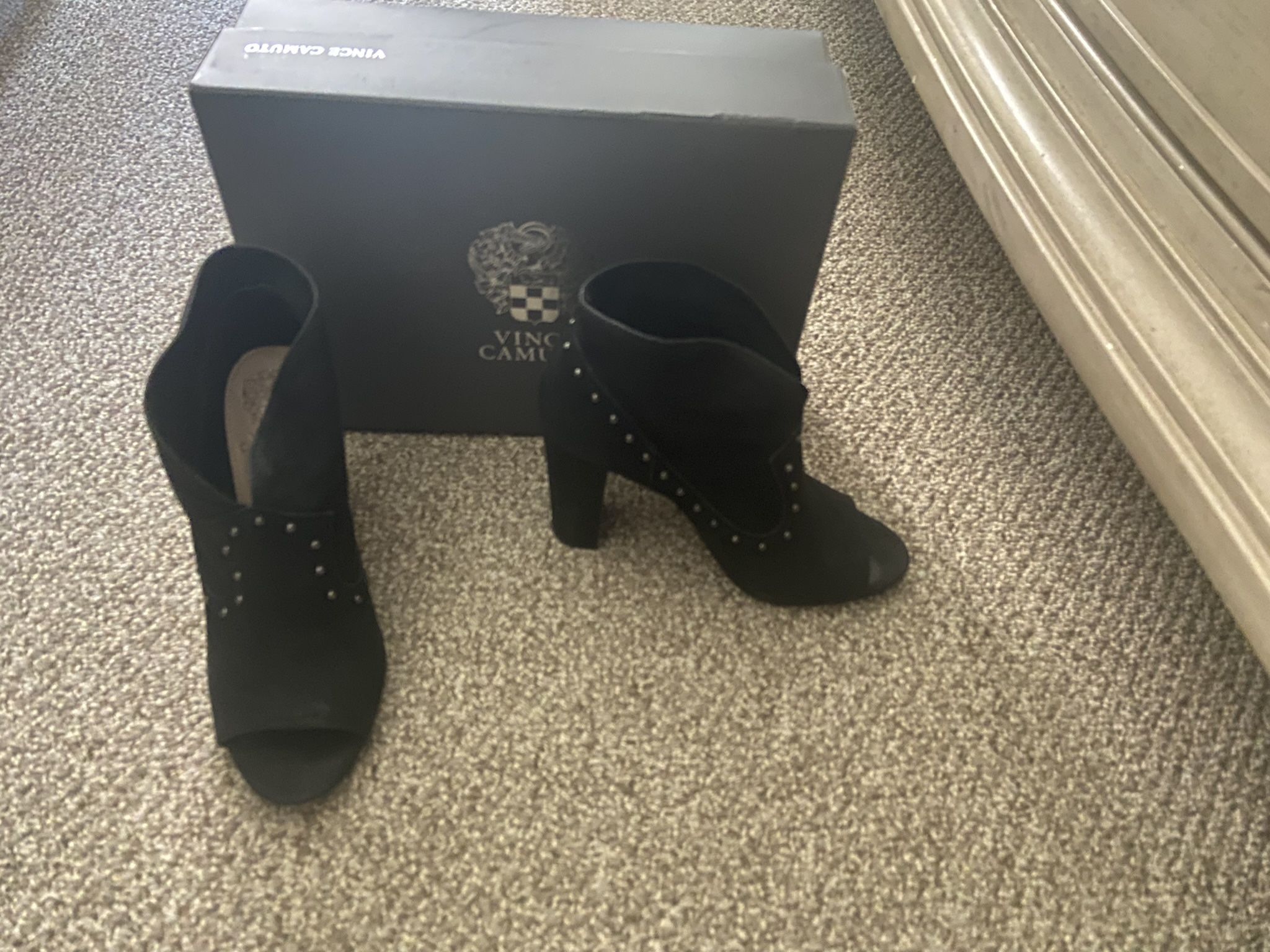 Size 9.5 Vince Camuto womens peep toe booties leather