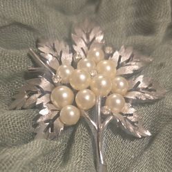 SUSAN CAPLAN CROWN TRIFARI 1960s Silver-plated Brooch Pearl Swarovski Crystals