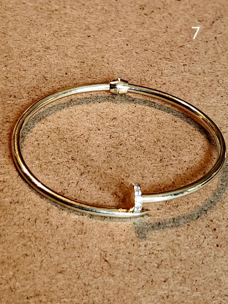 Womans Beautiful Juste Un Clou Bracelet Nail