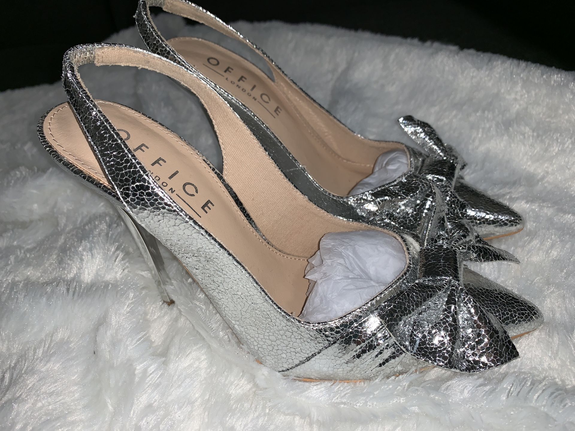 Sliver bow London office pumps