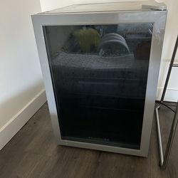 Single zone Frigidaire beverage cooler
