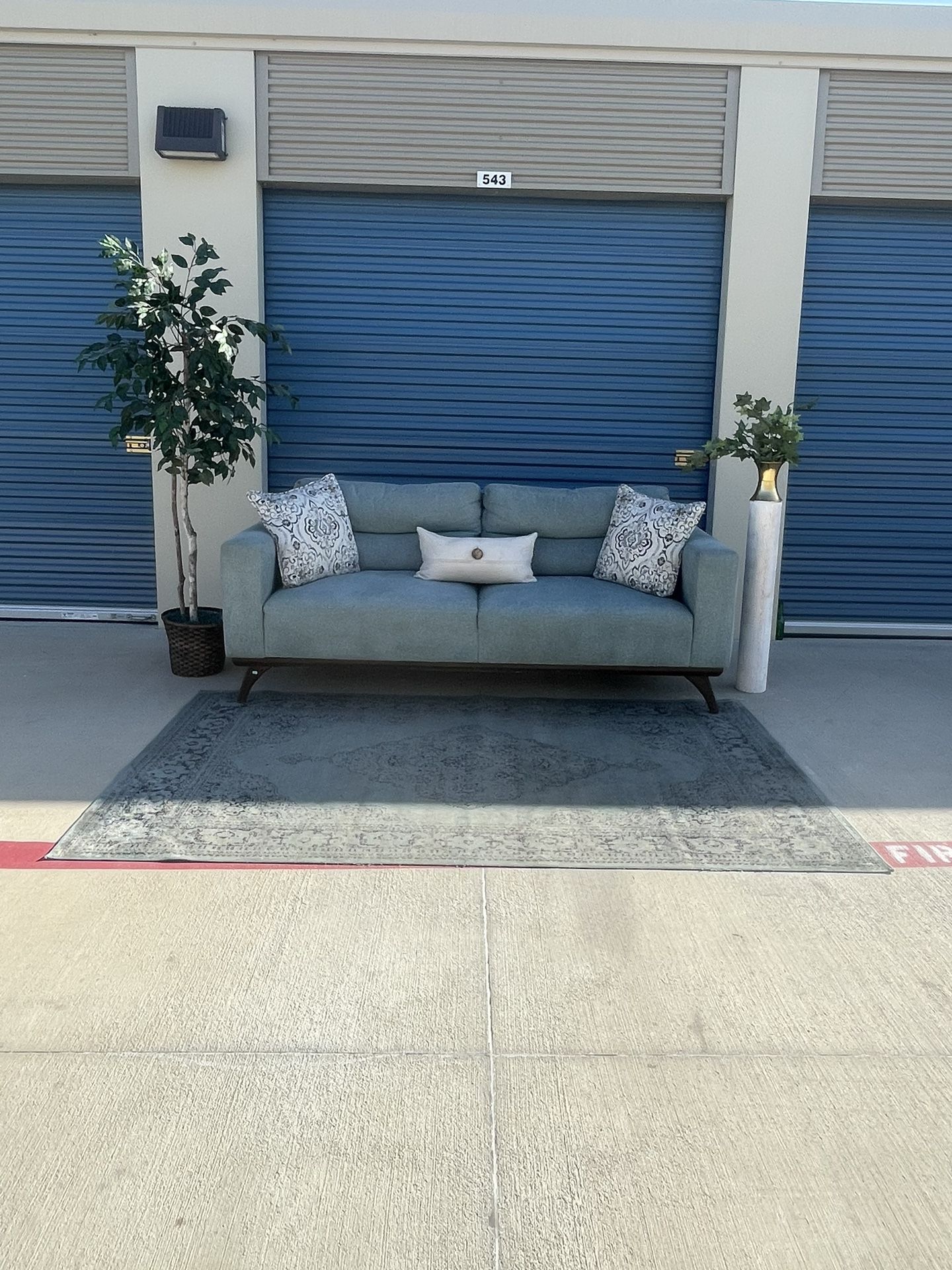 (🚛 FREE DELIVERY! 🚛) Rooms To Go 3 Seat Sofa For Sale! Excellent Condition!