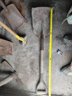 2 short square and / or round shape 39' shovel with wooden handle