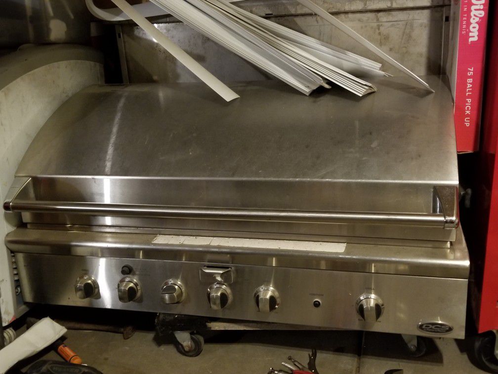 Brand new DCS outdoor grill. Never used.