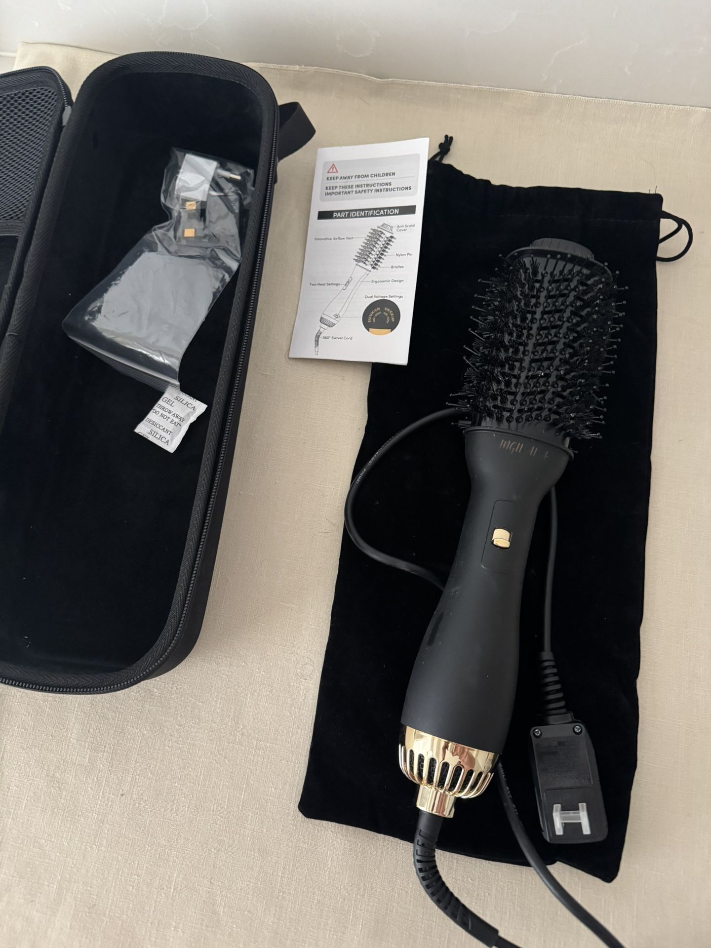 Black hair dryer brush with Dual Voltage