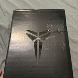 Kobe reverse grinches size 8 1/2