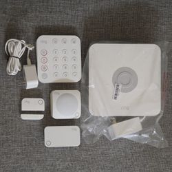 Ring 5 piece kit base station, keypad, door sensor, motion, range extender