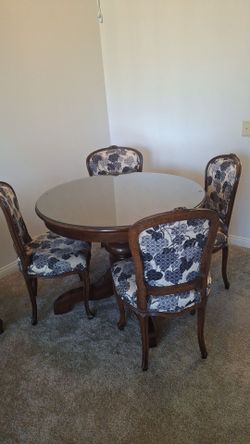 Pottery Barn dining table w4 chairs