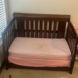 Crib turns into toddler bed