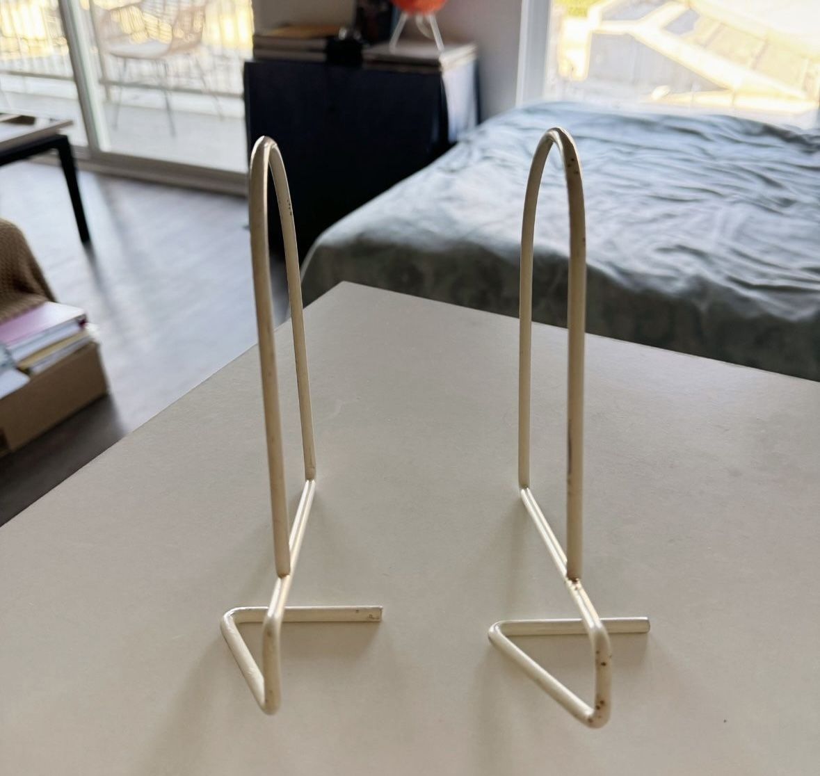 2pcs White Metal Clamped Bookends for Shelves
