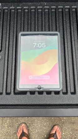 128GB 6th gen iPad And Otterbox Case