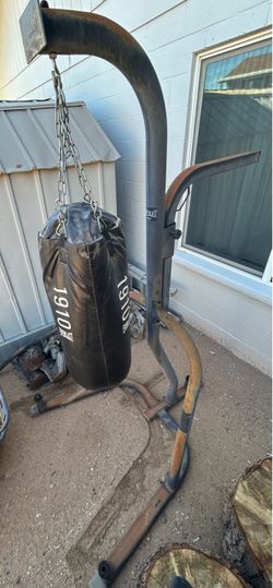 Everlast 1910 Heavy Bag with Stand