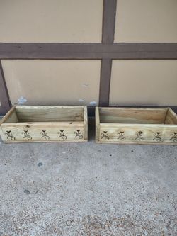 Treaded wood planter box