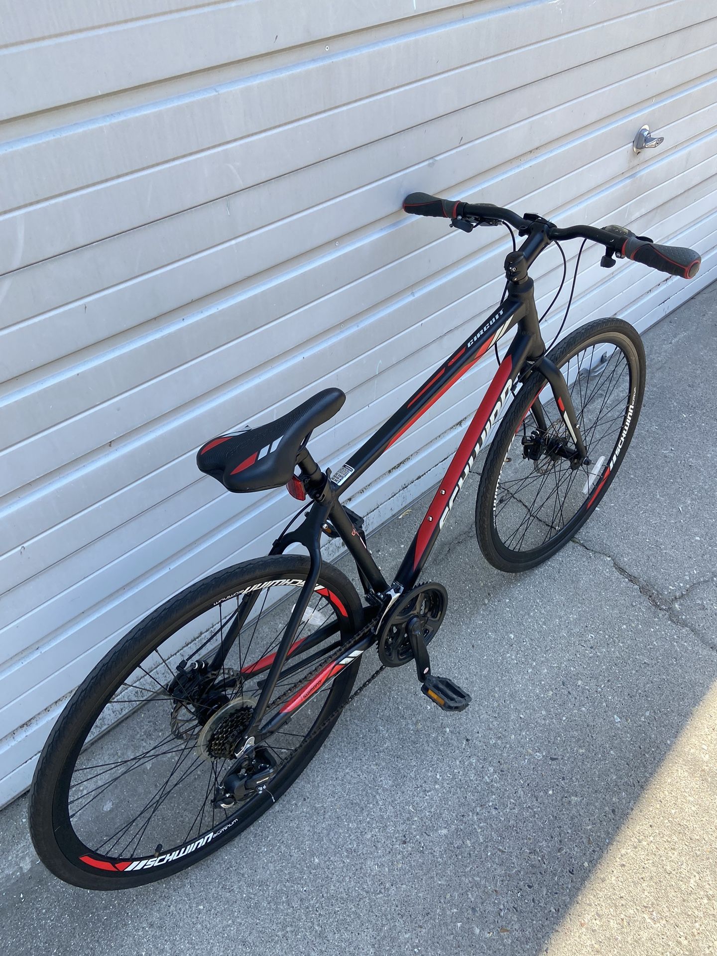 Schwinn circuit best sale hybrid bike reviews