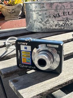 Vintage Sony Cybershot w55 - Y2K digicam