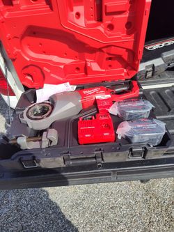Milwaukee battery powered pipe threader and rigid die heads
