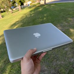2013 MacBook Pro (500gb HDD) with Charger