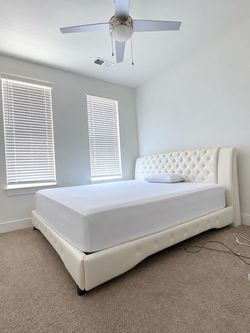 URGENT SALE – KING SIZE MATTRESS & BED FRAME! LIKE NEW!