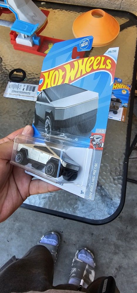 Tesla Cyber Truck HOTWHEELS Original (Brand New)
