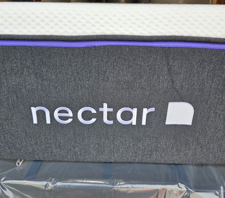 LIKE NEW! Nectar Premier Twin XL Mattress - Delivery Available
