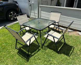 Beautiful Outdoor Patio Set With 4 Folding Chairs