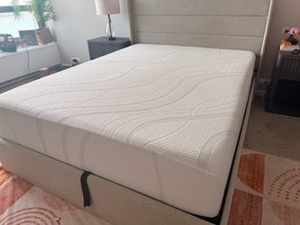 Queen Mattress Memory Foam - great condition