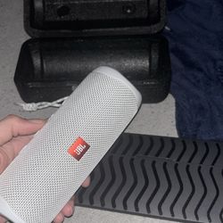 Jbl flip 5 waterproof 12 hour playtime