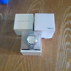 Authentic Michael Kores lady's large dial White  face choreograph watch new inbox