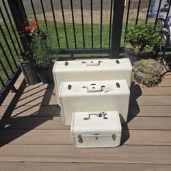VINTAGE LUGGAGE SET (3) Circa 1960s