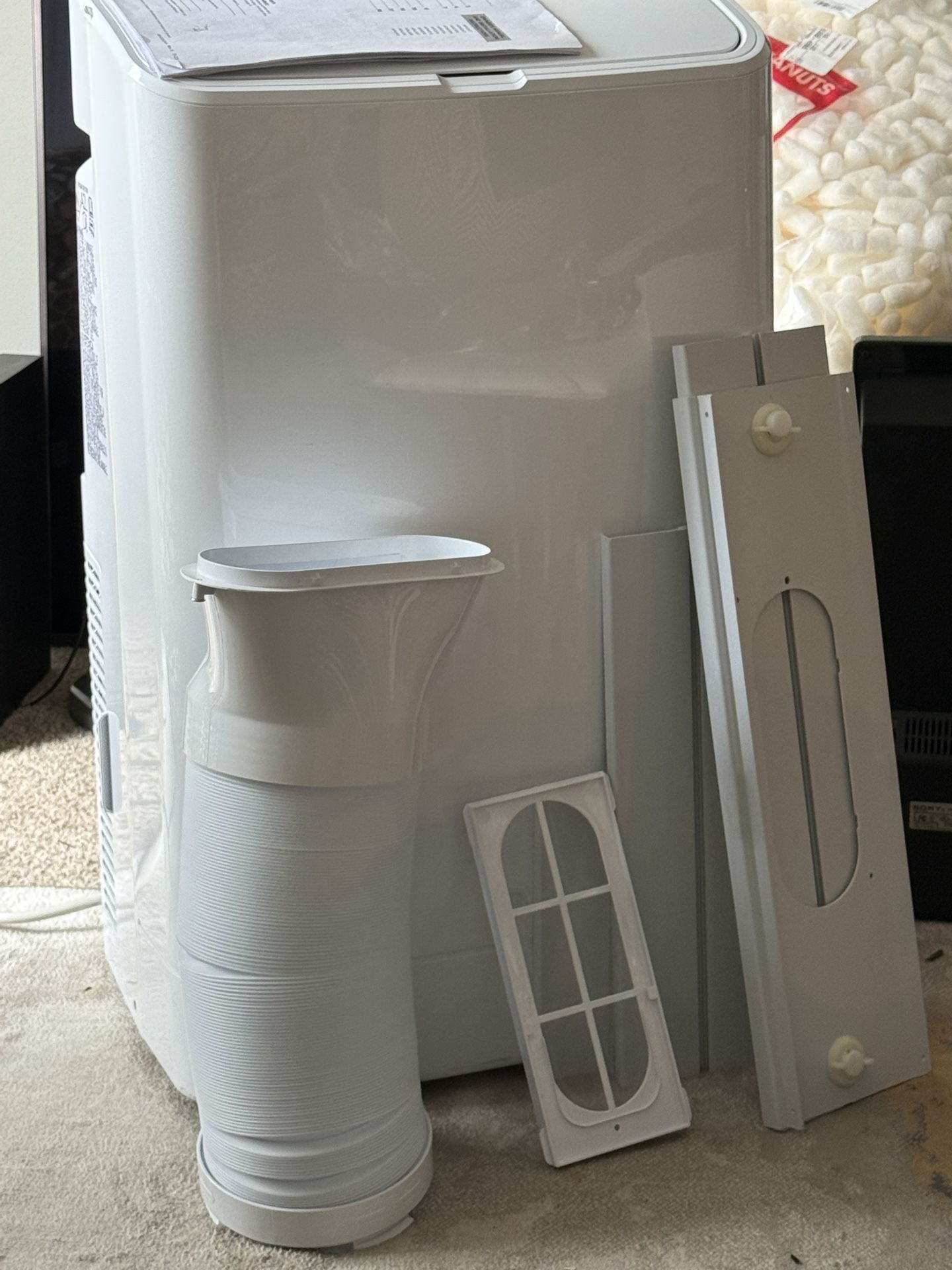 Like  New-portable room air conditioner 10,400 BTUs