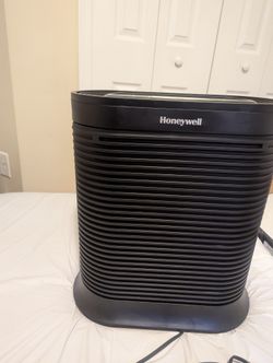 Honeywell Large HEPA Air PURIFIER NEW!!